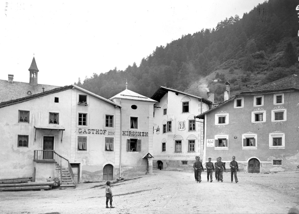 Ortschaftsbild von Münster mit einer Gruppe Soldaten - CH-BAR - 3238735