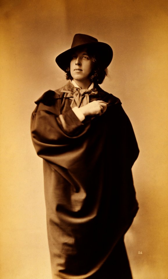Oscar Wilde by Napoleon Sarony, with hat and cape, 1882