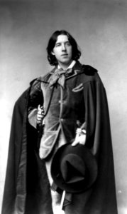 Oscar Wilde with cape and hat by Sarony cph.3b16950