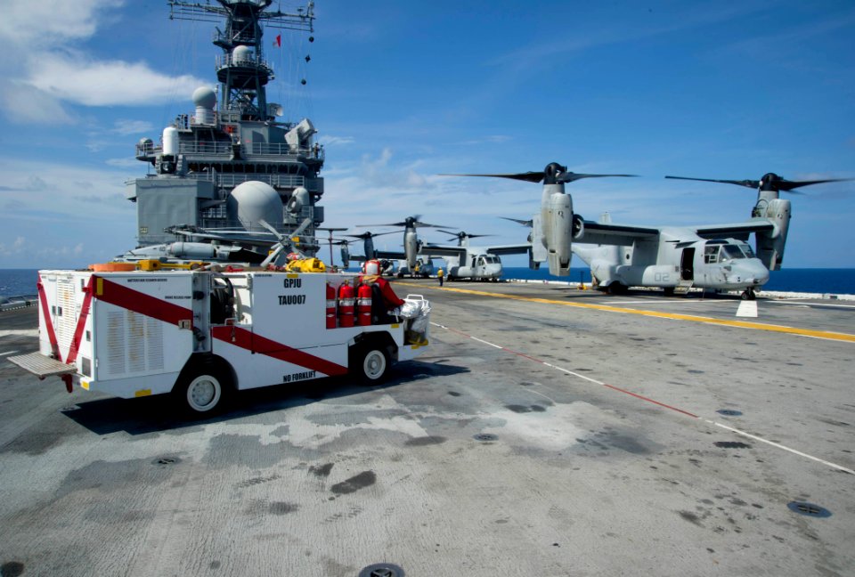 Osprey Ops 141003-N-HU377-118