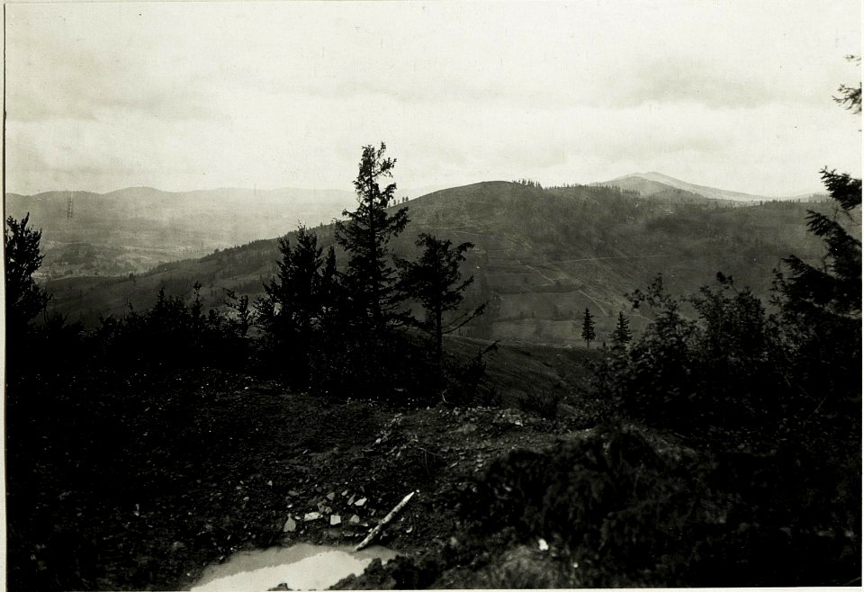 Ostry.Blick auf Zwinin. (Geschoßtrichter.)