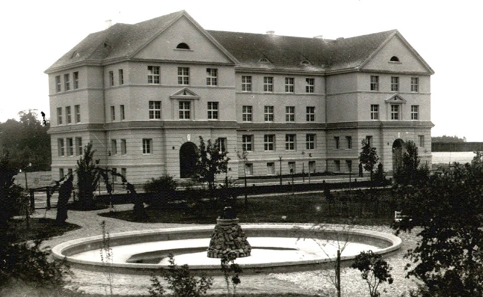 Ostrzeszów, ul. Piastowska 3 (Gimnazjum nr 2)