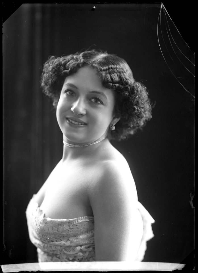 Oterita, dancer, undated photo - SMV - NO031