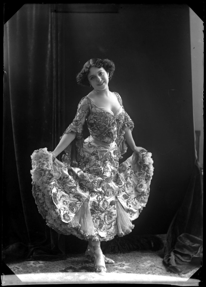 Oterita, dancer, undated photo - SMV - NO029
