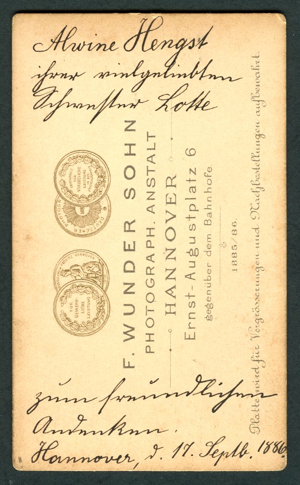 Otto Wunder F. Wunder Sohn Ernst-Augustplatz 6. Brustbild Alwine Hengst von links, 1886, Rückseite
