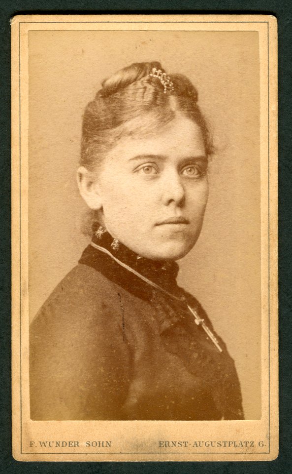 Otto Wunder F. Wunder Sohn Ernst-Augustplatz 6. Brustbild junge Dame von rechts, Bildseite