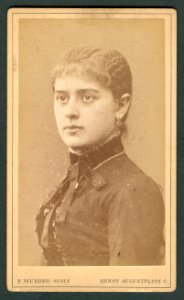 Otto Wunder F. Wunder Sohn Ernst-Augustplatz 6. Brustbild Alwine Hengst von links, 1886, Bildseite