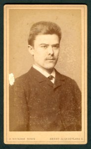 Otto Wunder F. Wunder Sohn Ernst-Augustplatz 6. Brustbild junger Mann von rechts, Bildseite