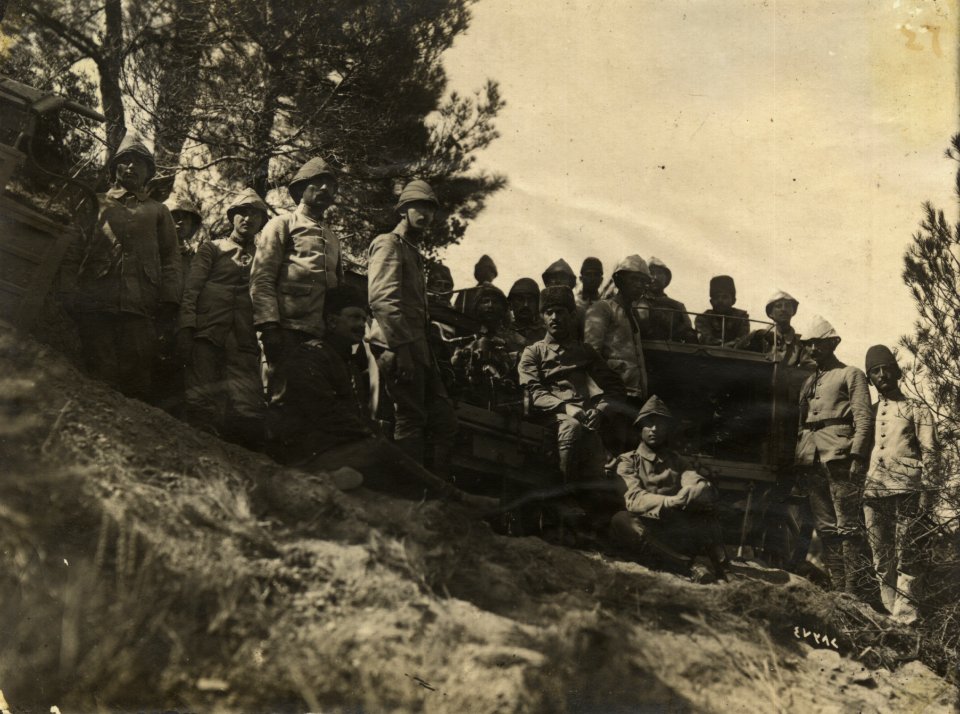 Ottoman soldiers around a gun mount