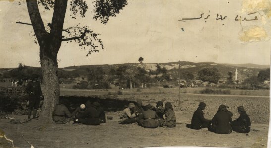 Ottoman soldiers sharing breads in the rear area