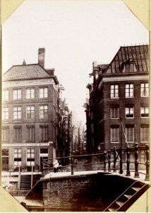 Oude Huizen aan de hoek Nieuwebrugsteeg - Afgebroken - thans het Hoofdkantoor van het Leger des Heils Gezien vanaf de brug i 010094000534