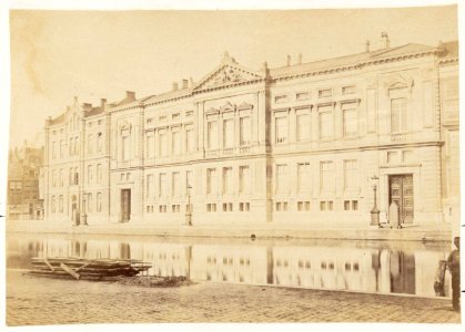 Oude Turfmarkt 123 t-m 129 (vlnr) Nrs 127-129 gebouw van de Nederlandse Bank 010003001678.)