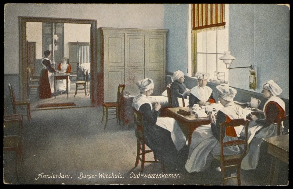 Oud-wezenkamer van het Burgerweeshuis, Kalverstraat 92. Uitgave N.J. Boon, Amsterdam, Afb PBKD00357000003