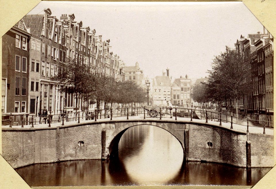 Oude Boogsluis over de Leidschegracht en de Keizersgracht, ziende naar de Heerengracht Oorspronkelijke kabinetfoto uitgegeve 010094000474