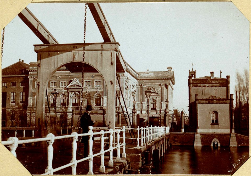 Oude Brug over de Vest aan het Leidsche Plein, ziende op de voormalige Schouwburg en op het Politie-Posthuis De Stadsschouwb 010094000561