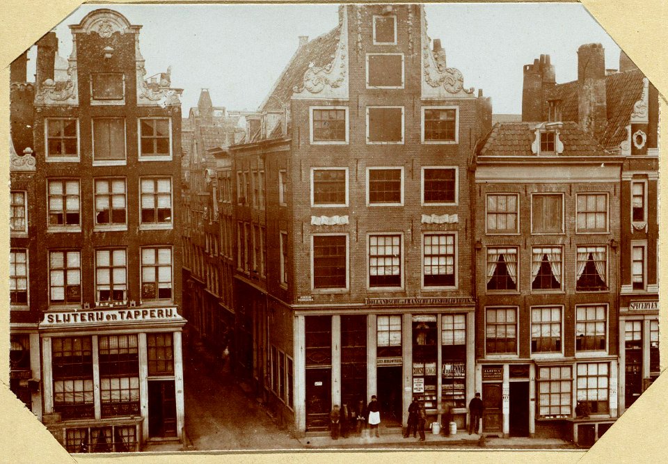 Oude Huizen aan de Oudezijds Voorburgwal bij de voormalige Halsteeg - afgebroken - thans de Damstraat Oorspronkelijke kabine 010094000455