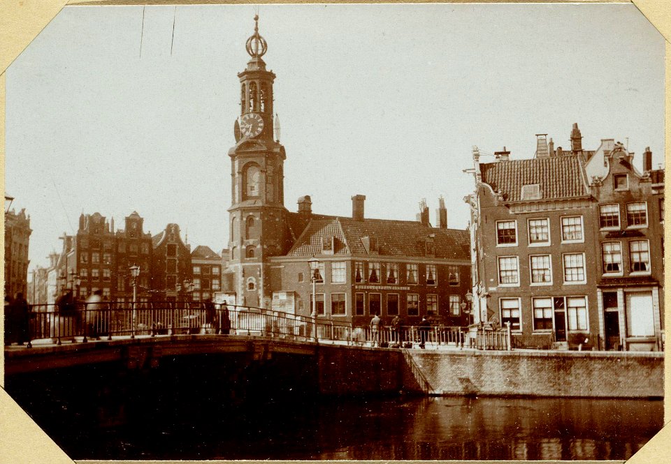Oude huizen aan het Rokin en aan het voormalige Schapenplein - allen vernieuwd Gezicht op Munttoren en Doelenbrug Oorspronke 010094000621