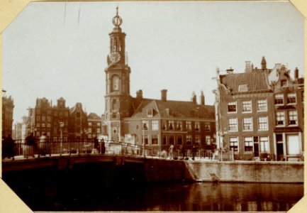 Oude huizen aan het Rokin en aan het voormalige Schapenplein - allen vernieuwd Gezicht op Munttoren en Doelenbrug Oorspronke 010094000621 photo