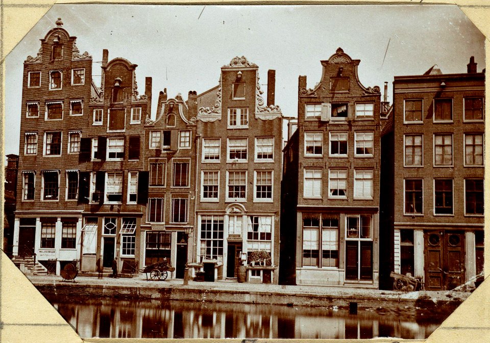 Oude Huizen aan de voormalige Pijpenmarkt - de Nieuwe Zijds Voorburgwal - meerendeels Vernieuwd Nieuwezijds Voorburgwal 287- 010094000490