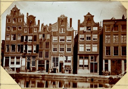 Oude Huizen aan de voormalige Pijpenmarkt - de Nieuwe Zijds Voorburgwal - meerendeels Vernieuwd Nieuwezijds Voorburgwal 287- 010094000490 photo
