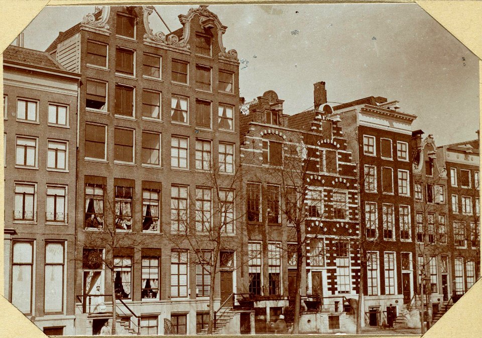 Oude huizen op het Singel tusschen de Blaauwburgwal en de Korsjespoortsteeg Singel 92-108 (van rechts naar links) Singel 94 010094000442