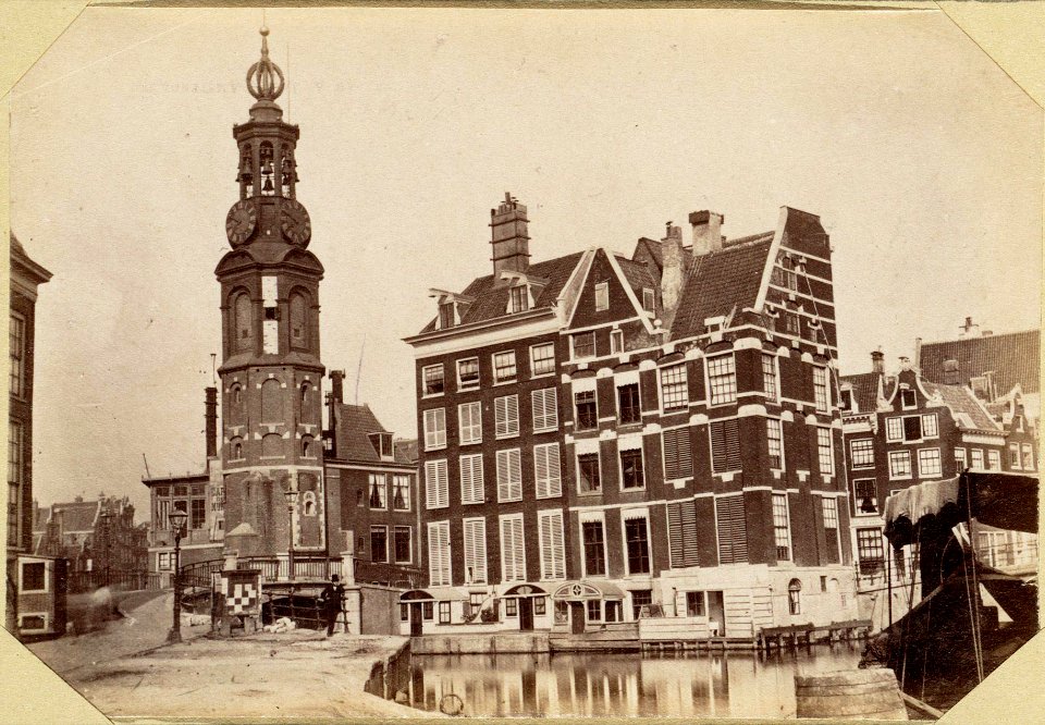 Oude Huizen aan het voormalige Schapenplein - Afgebroken - thans het Muntplein Muntplein en Munttoren, gezien vanaf de Halve 010094000575