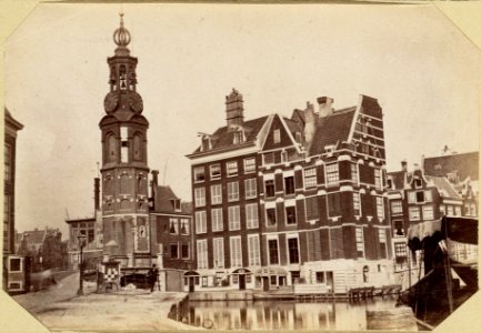 Oude Huizen aan het voormalige Schapenplein - Afgebroken - thans het Muntplein Muntplein en Munttoren, gezien vanaf de Halve 010094000575 photo