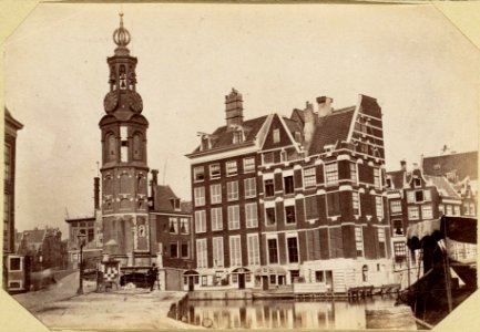 Oude Huizen aan het voormalige Schapenplein - Afgebroken - thans het Muntplein Muntplein en Munttoren, gezien vanaf de Halve 010094000575