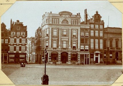 Oude Huizen op den Dam bij de voormalige Beurssteeg en Kromme Elleboogsteeg - Afgebroken Dam zuidzijde gezien naar de ingang 010094000489