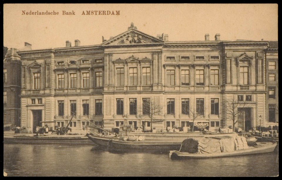 Oude Turfmarkt 139 destijds het gebouw van de Nederlandse Bank met op de voorgrond het Rokin. Uitgave N.V. de Bijenkorf, Afb PBKD00345000007