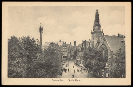 Oudekerksplein met rechts de Oude Kerk. Uitgave N.V. Magazijn 'De Bijenkorf', Afb PBKD00320000004