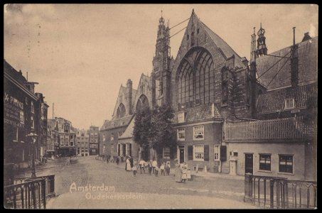Oudekerksplein 23-27 met de Oude Kerk, vanaf de brug over de Oudezijds Voorburgwal gezien naar Oudekerksplein 36, Afb PBKD00320000007