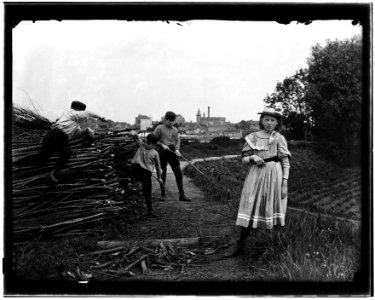 Ouderkerkerdijk, Halverwege 't Kalfje. V.l.n.r. Jan Olie, Willem Olie, Jacob Olie jr. en Aagje Olie, 1895-06-02 (max res)