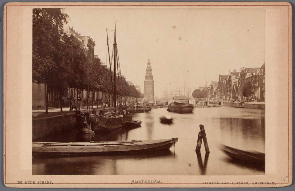 Oudeschans gezien in noordelijke richting naar de Keizersbrug, de Montelbaanstoren en het Oosterdok 010005000509