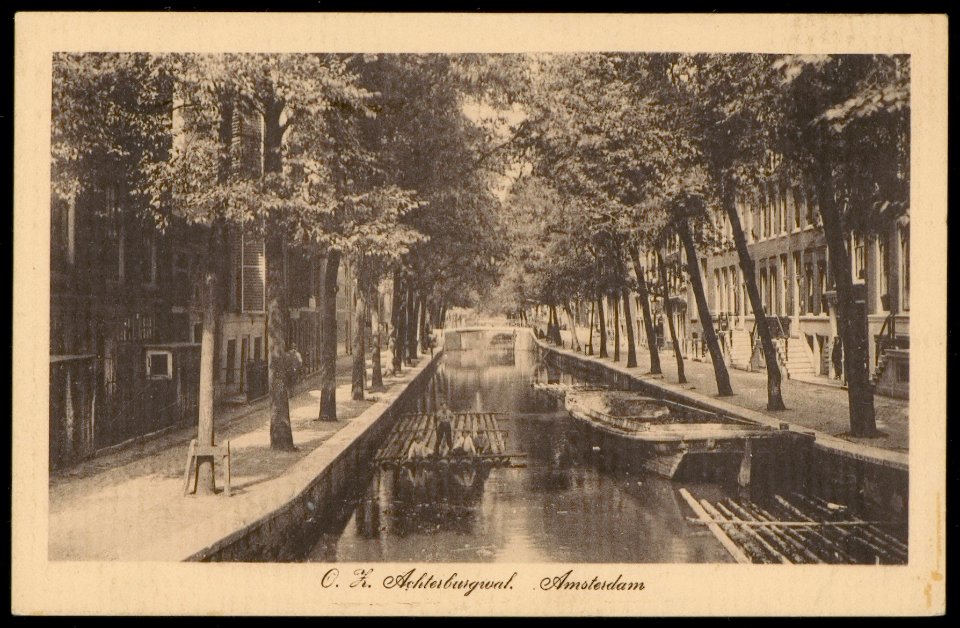 Oudezijds Achterburgwal met vlot bestemd voor heipalen, richting Rusland. Uitgave N.V. A.J. Nuss, Amsterdam, Afb PBKD00336000005