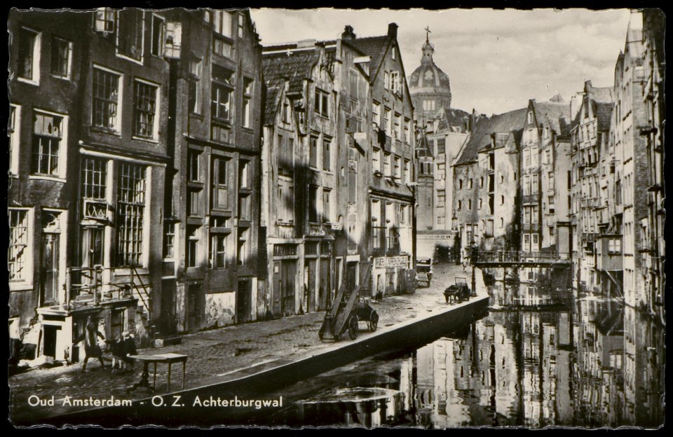 Oudezijds Achterburgwal naar de brug voor de Vredenburgersteeg met op de achtergrond de Sint Nicolaaskerk, Afb PBKD00336000003