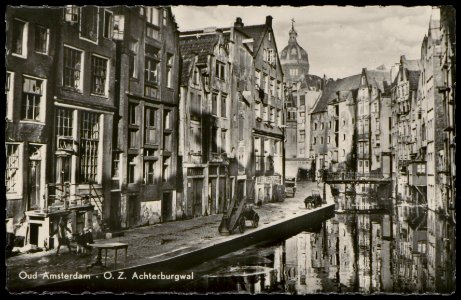 Oudezijds Achterburgwal naar de brug voor de Vredenburgersteeg met op de achtergrond de Sint Nicolaaskerk, Afb PBKD00336000003 photo