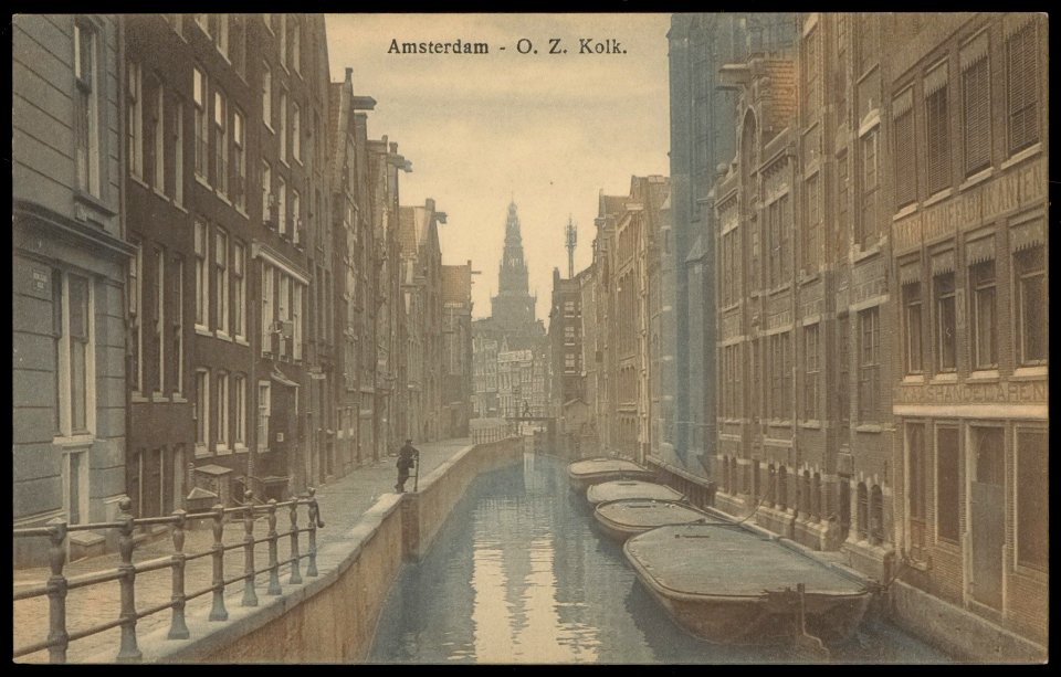 Oudezijds Kolk met enkele afgemeerde dekschuiten aan de achterzijde van de Prins Hendrikkade, Afb PBKD00318000004
