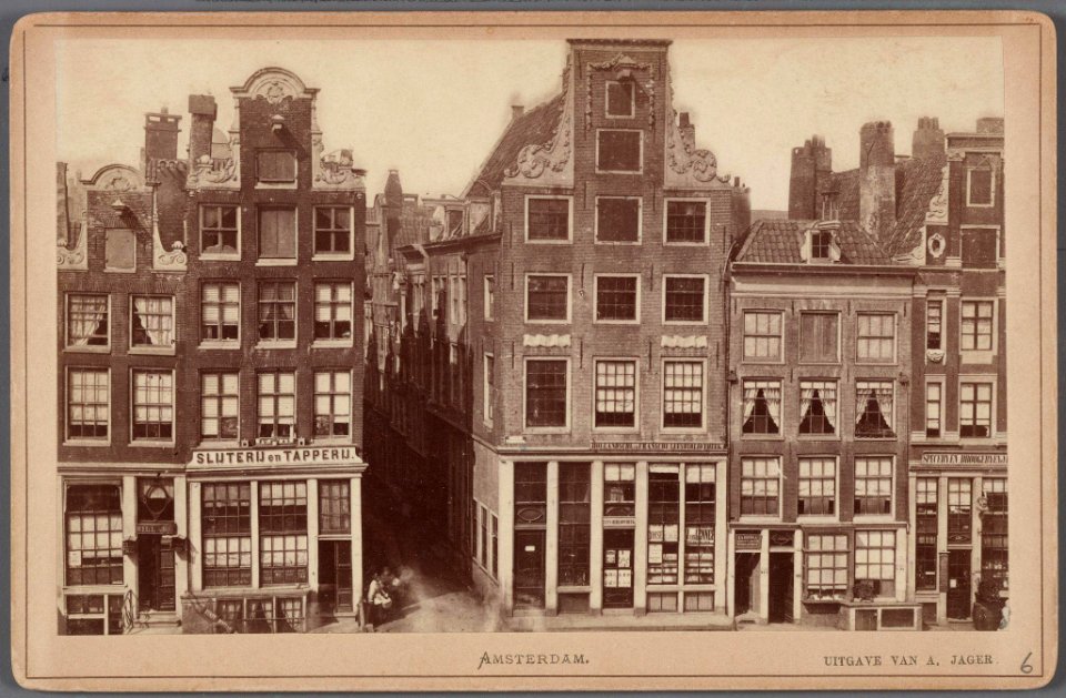 Oudezijds Voorburgwal 236-242 (gedeeltelijk) met in het midden de Halsteeg, vóór de verbreding tot Damstraat in 1868 010005000200