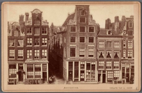 Oudezijds Voorburgwal 236-242 (gedeeltelijk) met in het midden de Halsteeg, vóór de verbreding tot Damstraat in 1868 010005000200