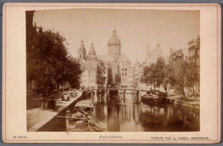 Oudezijds Voorburgwal gezien in noordelijke richting naar de Armbrug (brug 208), de Oudezijds Kolk en de Sint Nicolaaskerk 010005001364 photo