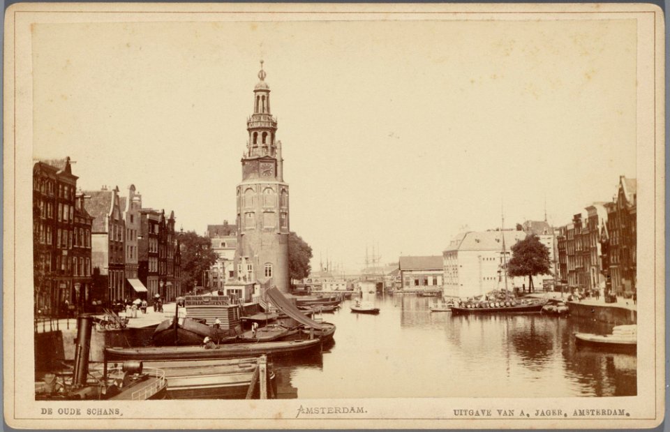 Oudeschans gezien in noordelijke richting naar de Montelbaanstoren en het Oosterdok Links de ingang van de Recht Boomssloot 010005001581