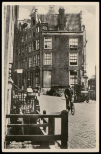 Oudezijds Voorburgwal met rechts de Oudezijds Kolk en links de Sint Olofssteeg. Uitgave J. Sleding, Amsterdam, Afb PBKD00321000006 photo