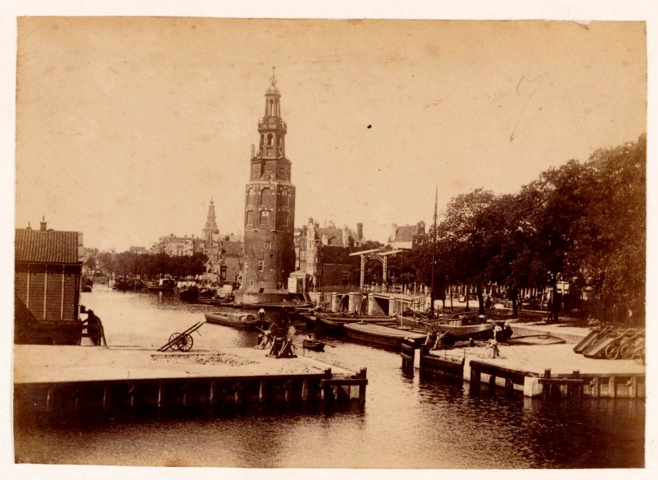 Oudeschans Naar Zwanenburgwal gezien Gezien vanaf Prins Hendrikkade Rechts aan de kade dekschuiten en vrachtschepen Op de a OSIM00003000648