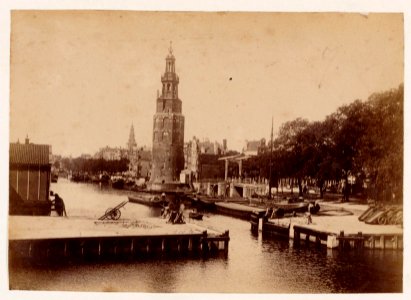 Oudeschans Naar Zwanenburgwal gezien Gezien vanaf Prins Hendrikkade Rechts aan de kade dekschuiten en vrachtschepen Op de a OSIM00003000648