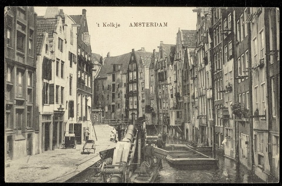 Oudezijds Achterburgwal 10-16 met een baggermolen en rechts de achterzijde van de Zeedijk. Uitgave de Bijenkorf, Amsterdam, Afb ANWU01739000005