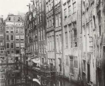 Oudezijds Achterburgwal hoek Oudezijds Voorburgwal, rechts achterzijde huizen Zeedijk