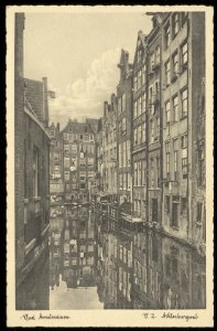 Oudezijds Achterburgwal met rechts de achterzijde van de Zeedijk, links de zijgevel van huize Vredenburgh en op de achtergrond de achterzijde van de Sint Olofssteeg, Afb ANWU01739000004