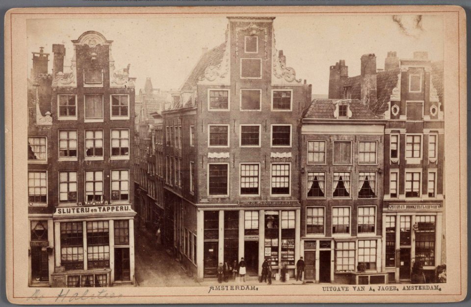 Oudezijds Voorburgwal 236-242 (gedeeltelijk) met in het midden de Halsteeg, vóór de verbreding tot Damstraat in 1868 010005000199