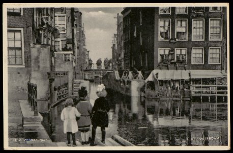 Oudezijds Kolk met links de huizen in de Sint Olofssteeg en rechts de achterzijde van de Zeedijk, Afb PBKD00318000011